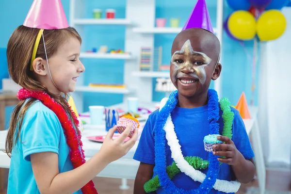 Glückliche Kinder genießen leckere Brötchen — Stockfoto