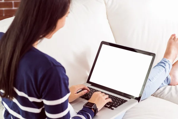 Mulher asiática no sofá usando laptop — Fotografia de Stock