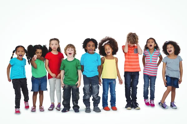 Ряд детей, стоящих вместе — стоковое фото