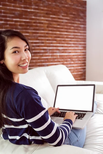 Mulher asiática no sofá usando tablet — Fotografia de Stock