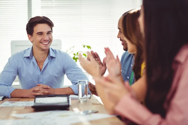 Creatieve team met een bijeenkomst — Stockfoto