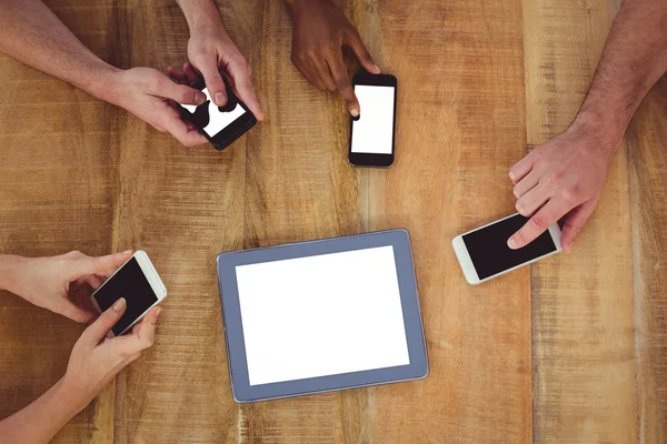 Équipe créative travaillant ensemble sur une tablette et des smartphones — Photo