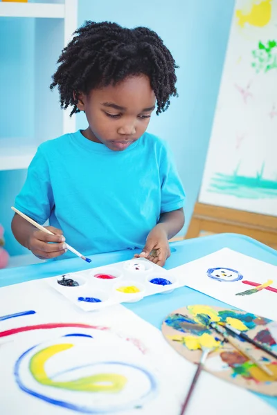 Criança feliz apreciando artes e artesanato pintura — Fotografia de Stock
