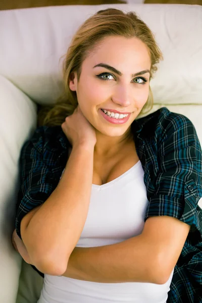 Pretty blonde relaxing on the couch — Stock Photo, Image