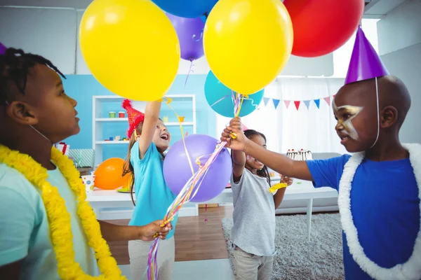 Niños felices con globos — Foto de Stock