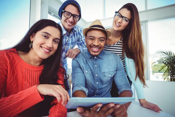 Equipo creativo teniendo reunión — Foto de Stock