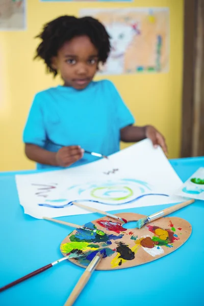 Criança feliz pintura em um lençol — Fotografia de Stock