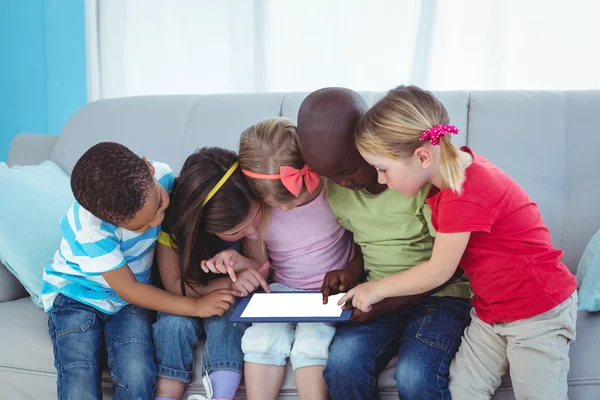 Bambini felici utilizzando la tecnologia mentre seduti — Foto Stock