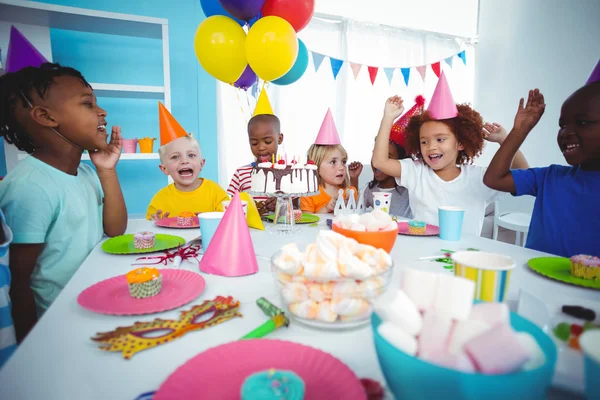 Ενθουσιασμένοι τα παιδιά απολαμβάνουν ένα πάρτι γενεθλίων — Φωτογραφία Αρχείου