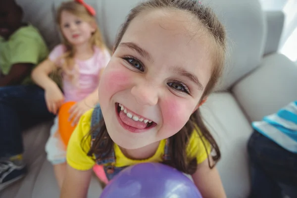 Enfants souriants jouant avec des ballons — Photo