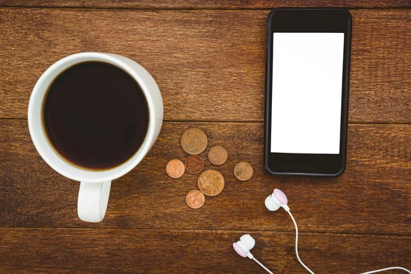 黑色的智能手机，与一杯咖啡 — 图库照片