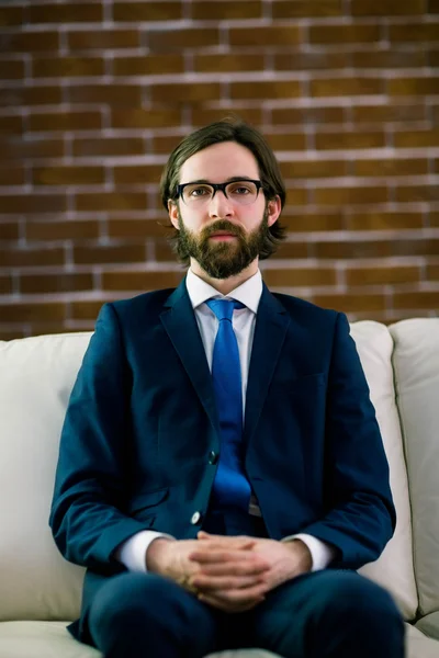 Uomo d'affari seduto sul divano — Foto Stock