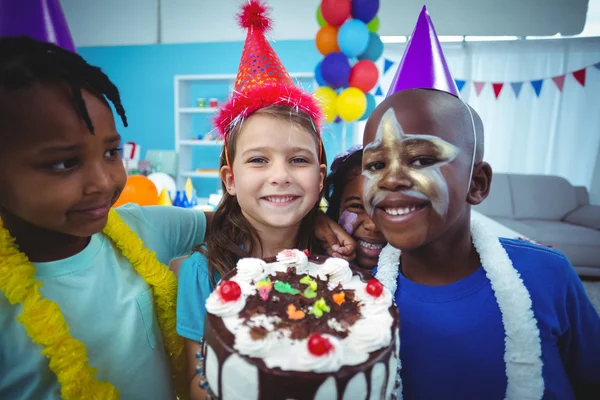 Glückliche Kinder versammelt — Stockfoto