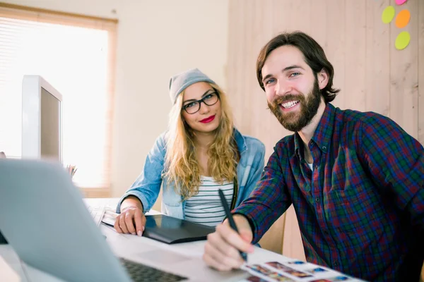 Equipo creativo trabajando en el escritorio —  Fotos de Stock