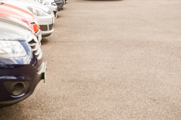 Fila de coches nuevos en la sala de exposición de coches nuevos —  Fotos de Stock