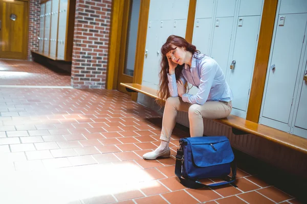 Starší student pocit, zdůraznil v chodbě — Stock fotografie