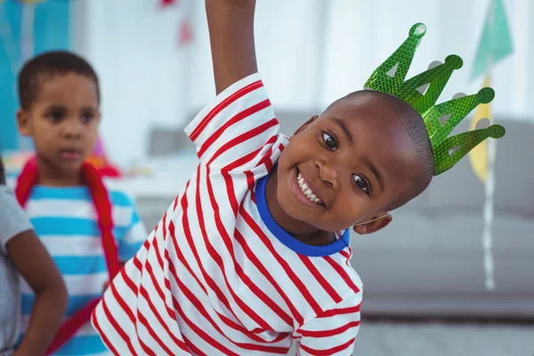 Garoto sorridente com chapéu de festa — Fotografia de Stock