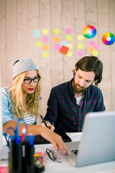 Creatieve team werken bij Bureau met laptop — Stockfoto