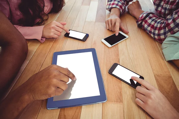 Equipo creativo usando teléfonos y tabletas — Foto de Stock