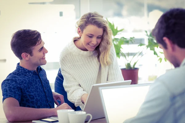 Kreativa businessteam arbetar med mobila datorer — Stockfoto