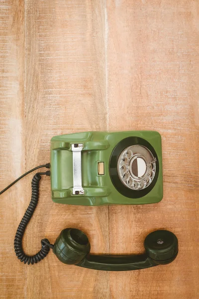 Starý telefon na dřevěný stůl — Stock fotografie