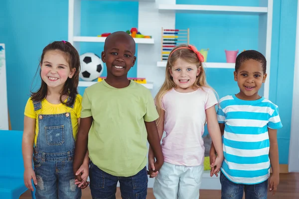 Gelukkige jonge geitjes hand in hand samen — Stockfoto