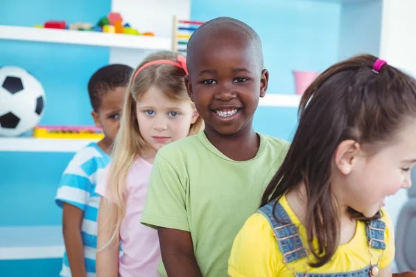 Des enfants heureux debout dans une file Images De Stock Libres De Droits