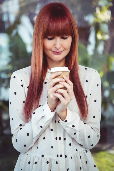 Attraente donna hipster sorridente con coppa da asporto — Foto Stock