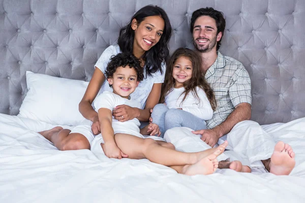 Boldog család az ágyon — Stock Fotó