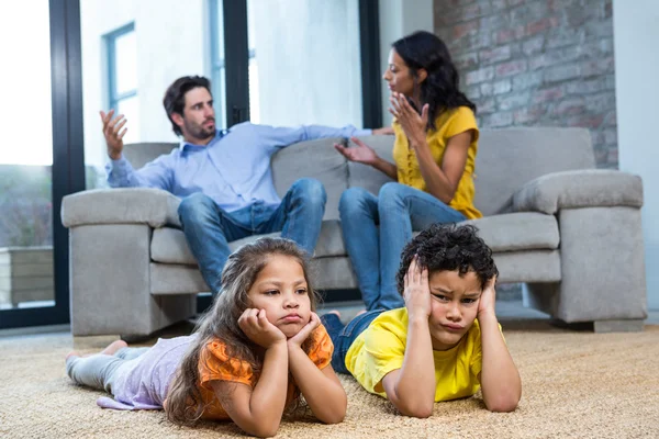 Bambini sdraiati sul tappeto in soggiorno — Foto Stock