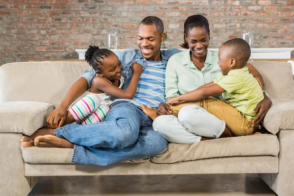 Familia feliz posando juntos en el sofá — Foto de Stock