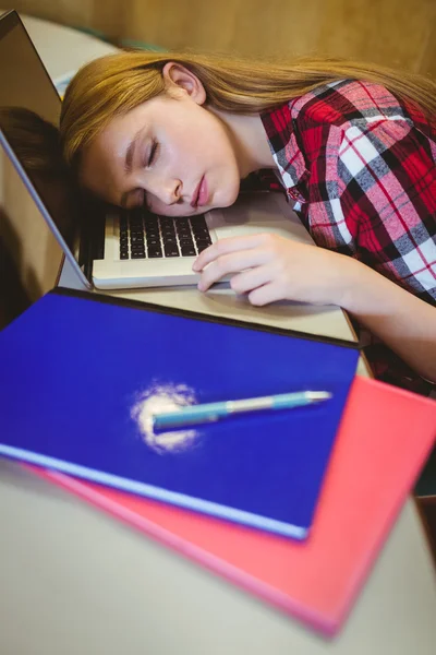 Blonde Studentin schläft auf Laptop — Stockfoto