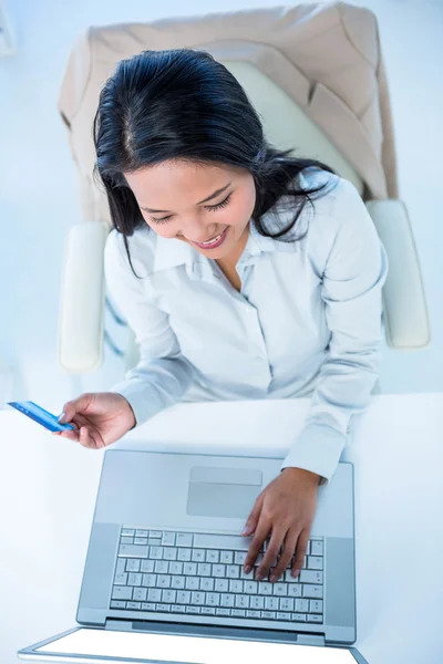 Smiling businesswoman holding credit card — Stock Photo, Image