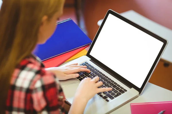 Estudante sorrindo usando laptop e smartphone — Fotografia de Stock