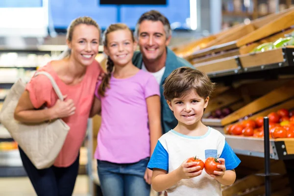 Ung familj gör lite shopping — Stockfoto