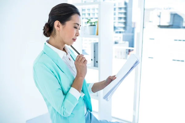 Mujer de negocios sonriente usando sus notas —  Fotos de Stock