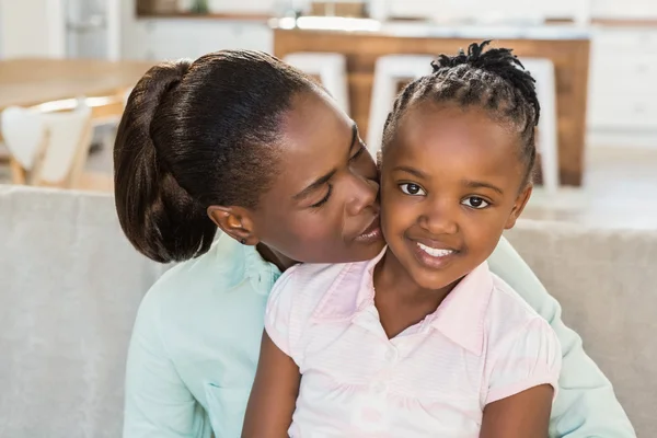 Amare la madre con la figlia sul divano — Foto Stock