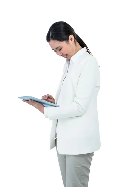 Mujer de negocios sonriente usando su tableta —  Fotos de Stock