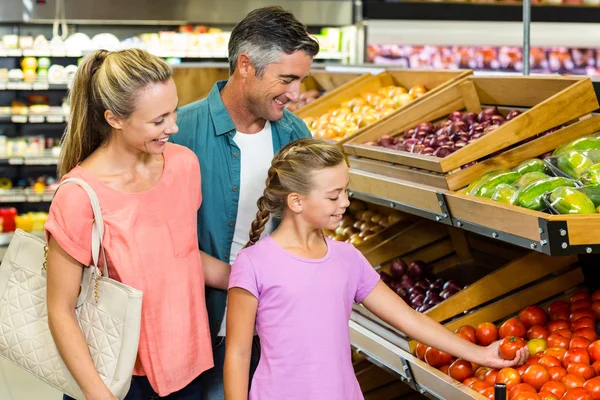 Ung familj gör lite shopping — Stockfoto