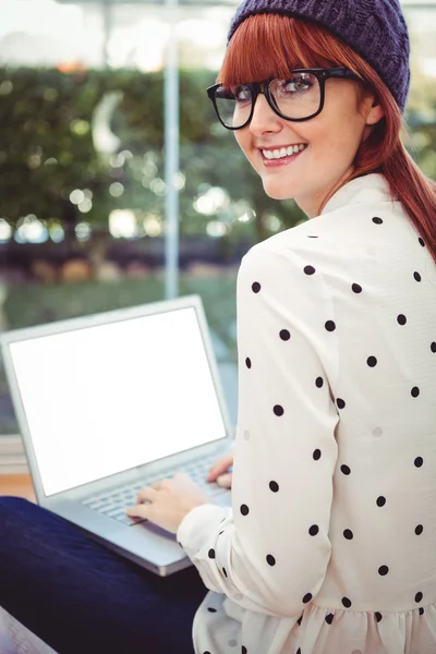 Attraktive Hipster-Frau mit Laptop — Stockfoto