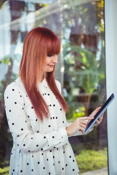 Mulher hipster atraente usando tablet — Fotografia de Stock