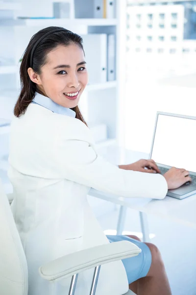 Mujer de negocios sonriente usando laptop —  Fotos de Stock