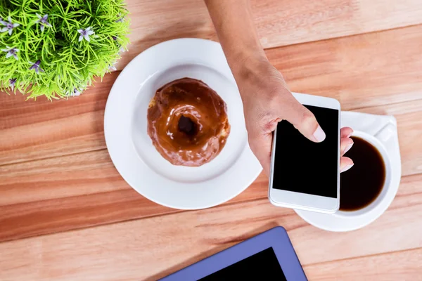 Overhead van vrouwelijke handen gebruikend smartphone — Stockfoto