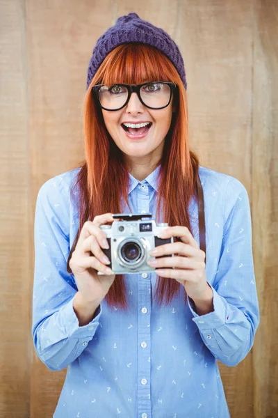 Lächelnde Hipster-Frau beim Fotografieren mit einer Retro-Kamera — Stockfoto