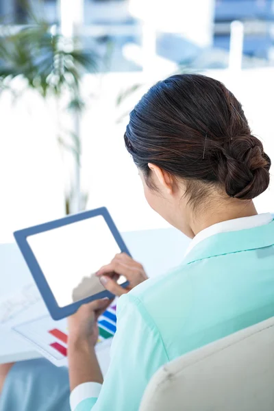 Mujer de negocios utilizando su PC tableta —  Fotos de Stock