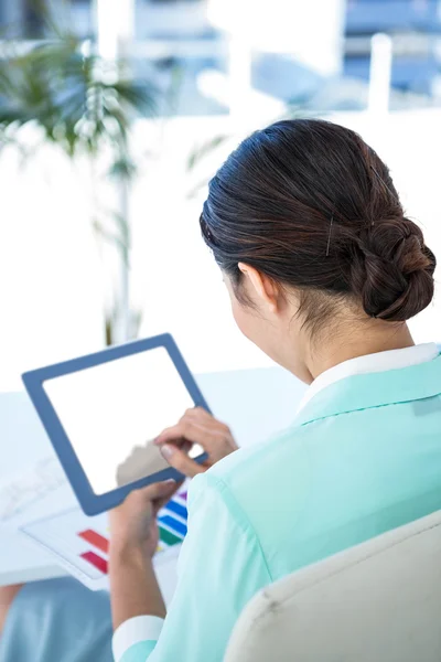 Affärskvinna med sin TabletPC — Stockfoto