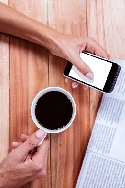 Teil der Hände hält Kaffee und Smartphone — Stockfoto