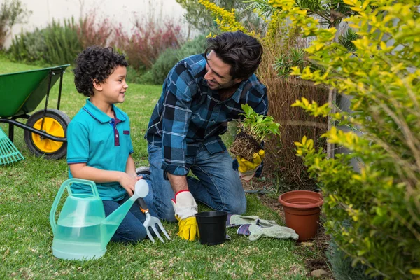 Lächelnder Vater und Sohn bei der Gartenarbeit — Stockfoto