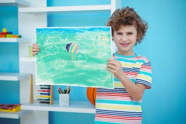 Ragazzo sorridente che tiene una foto — Foto Stock