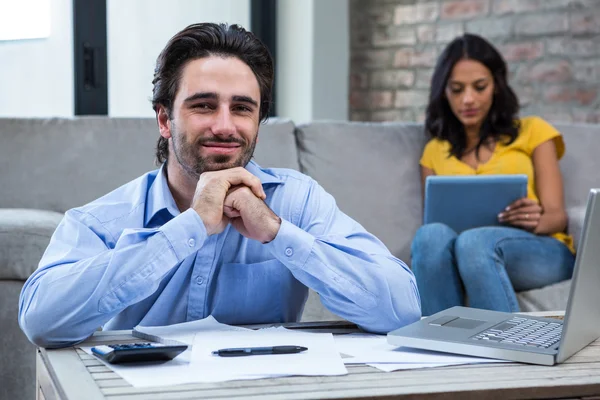 Knappe man in woonkamer glimlachen naar de camera — Stockfoto